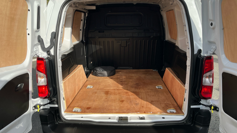 Peugeot Partner E-Standard 800 100kW 50kWh Professional Premium + Van Auto